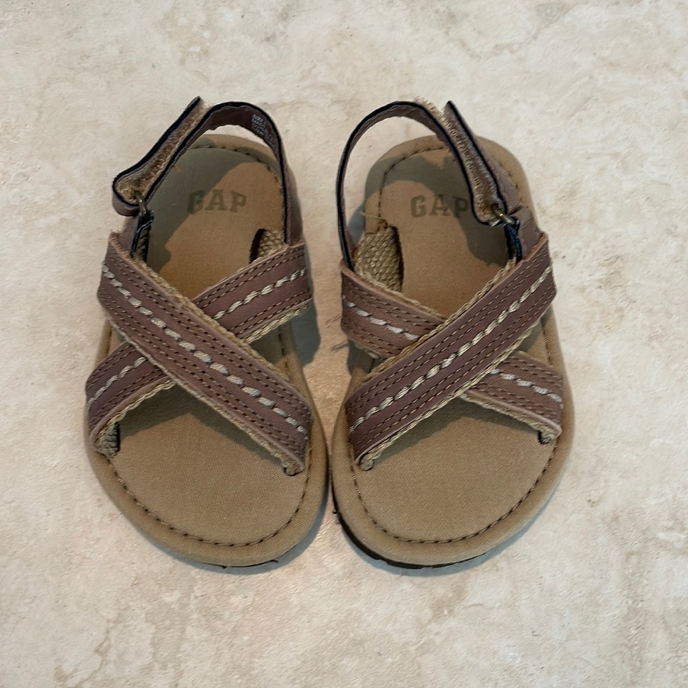 GAP Toddler Brown Cross-Strap Sandals Size 5 But  They Run Smaller.